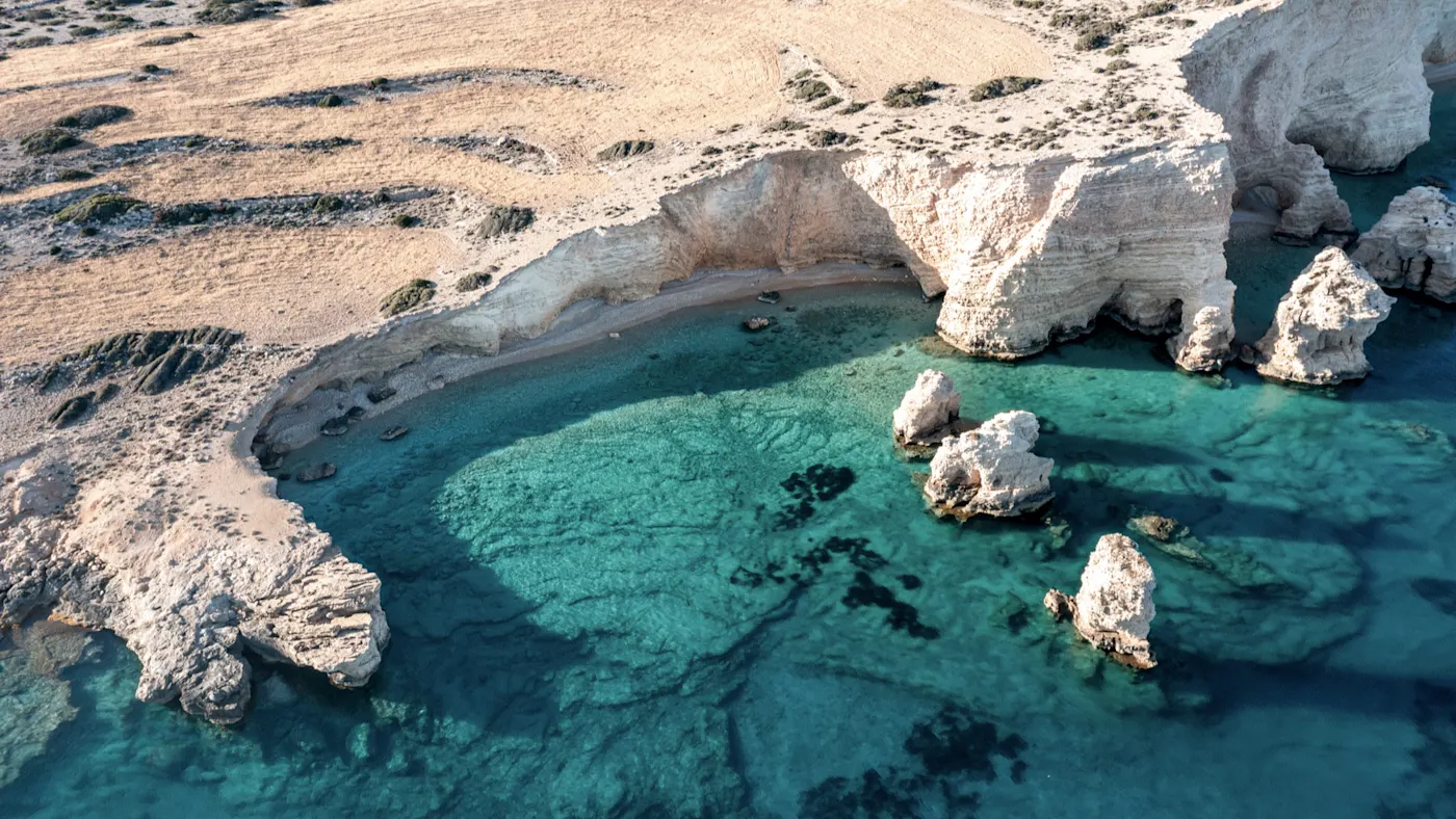 Felsige Küste mit kleinen Buchten und klarem türkisfarbenem Wasser, Koufonisia, Kykladen, Griechenland