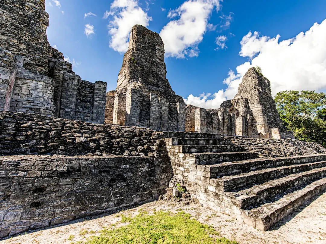 Alte Maya-Ruinen mit Steinmauern unter blauem Himmel. Kohunlich, Quintana Roo, Mexiko.
