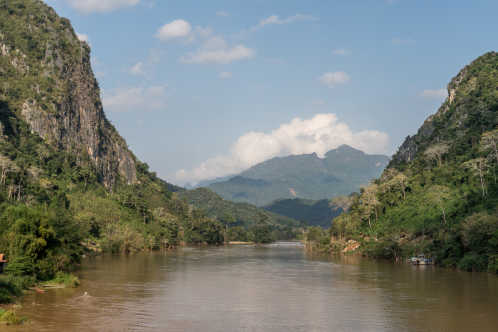 Der Fluss Nam Ou zwischen hohen und bewachsenen Felsen in der Nähe von Nong Khiaw 