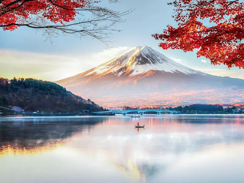 Japon, Mt Fuji, vacances de noces Mont Fuji avec sommet enneigé, feuilles d'automne rouges et un bateau sur le lac. Japon.