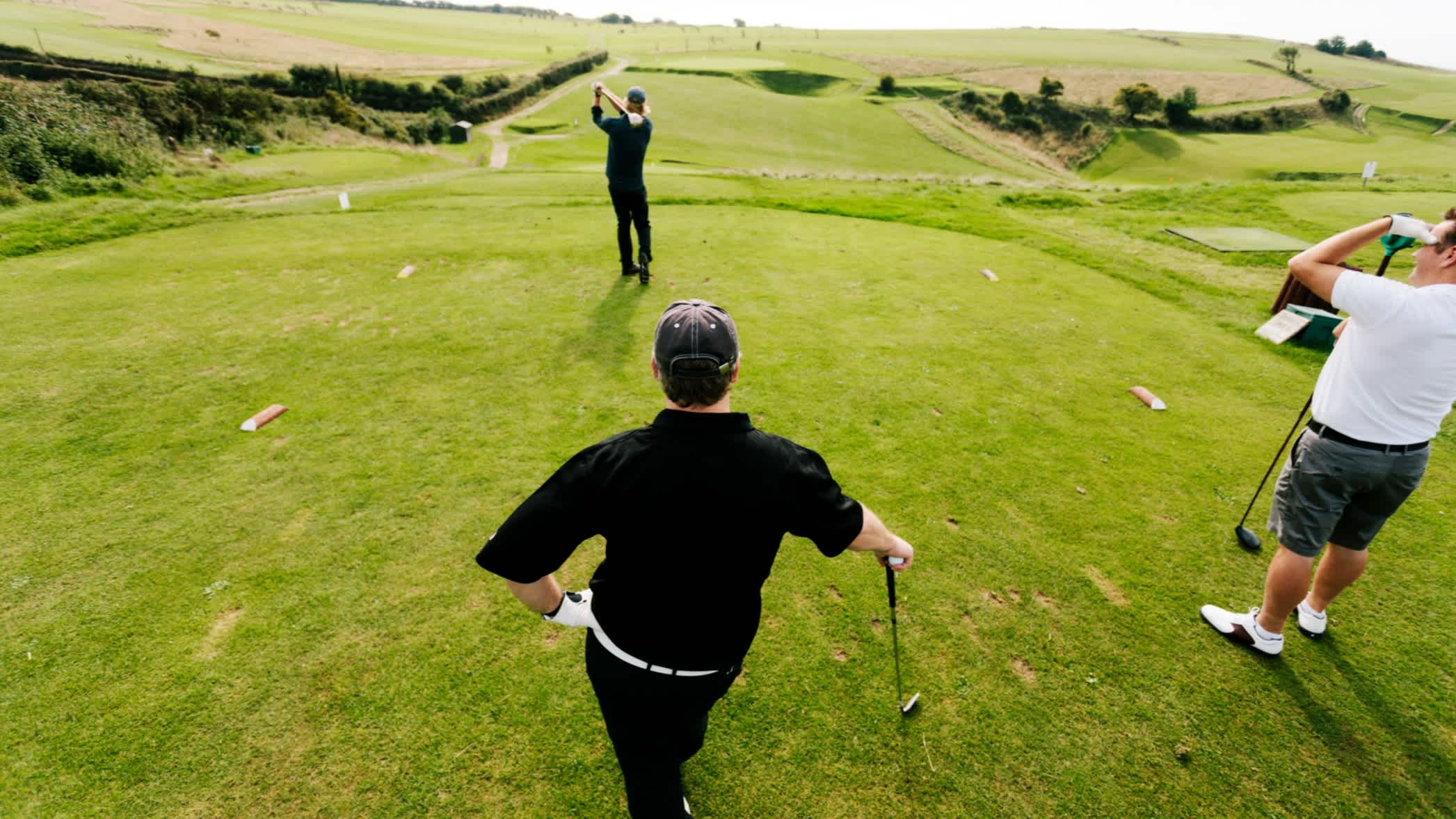 Drei Golfer auf einem Golfplatz in Schottland