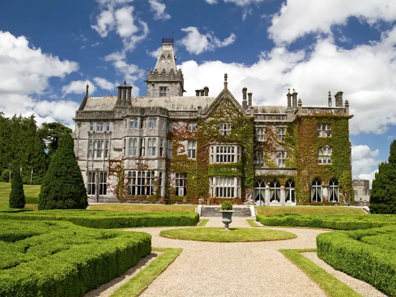 Ireland, Adare Manor, Limerick, Stätdereisen Historic manor house with Gothic architecture and manicured garden. Limerick, Ireland.