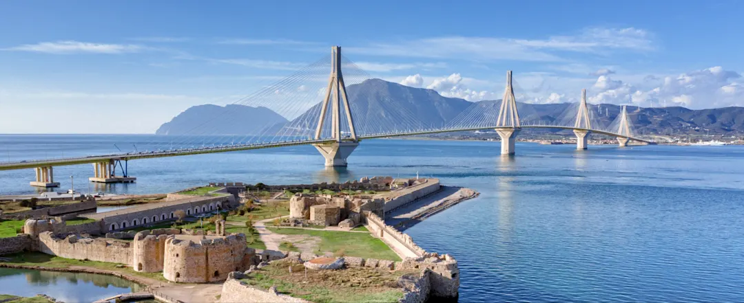 Blick auf die Ruinen und die Rio-Antirrio-Brücke in Patras, Griechenland.
