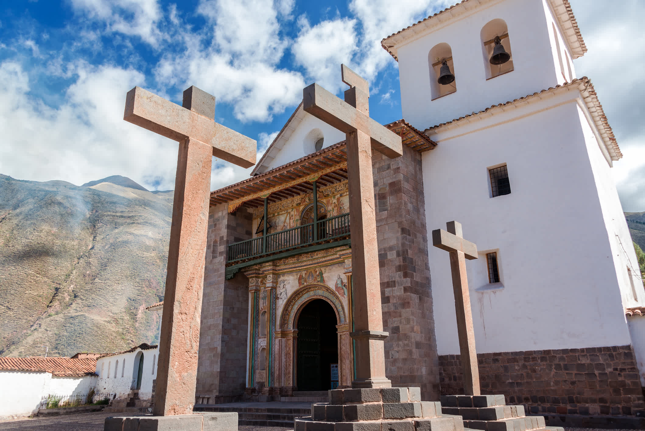 Die historische Kolonialkirche Andahuaylillas in der Nähe von Cusco, Peru, welche den Spitznamen "Sixtinische Kapelle Amerikas" trägt. 