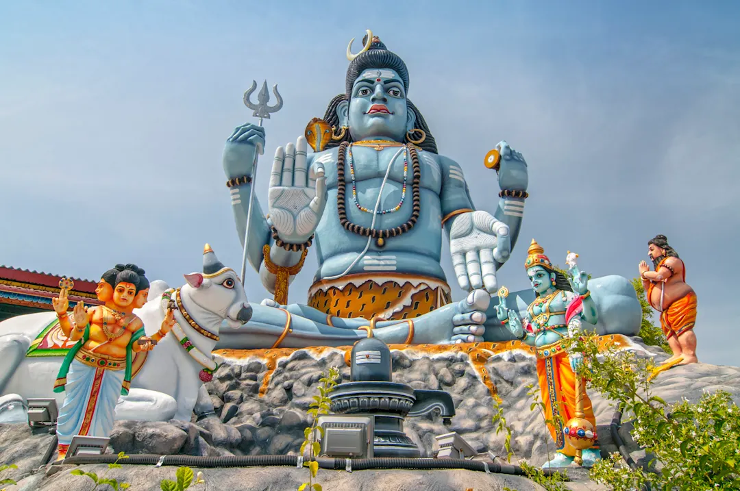 Die riesige Statue des Gottes Shiva im Koneswaram Tempel von Trincomalee, Sri Lanka