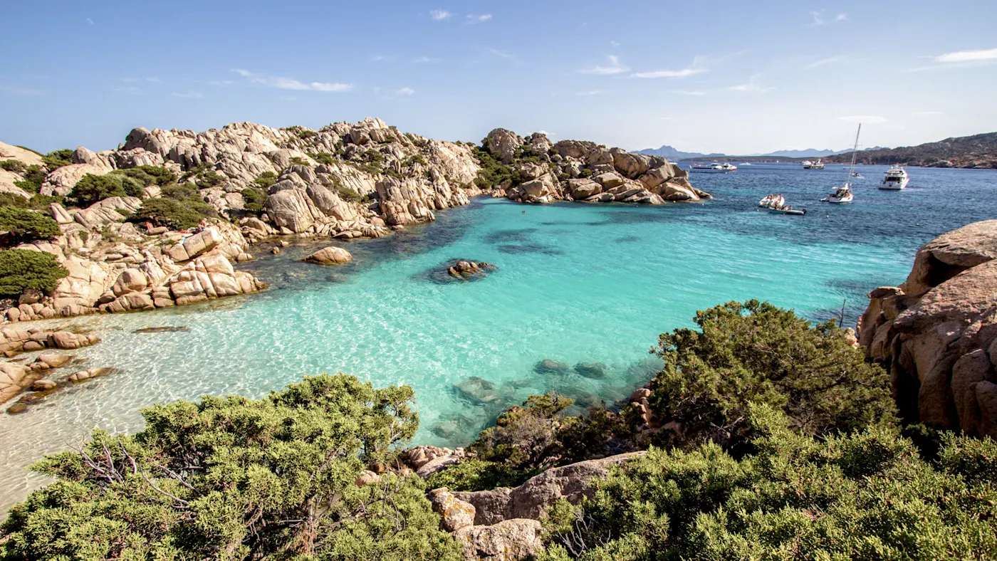 Einsame Buchten und klares Wasser - zu erleben bei einer Sardinien Rundreise