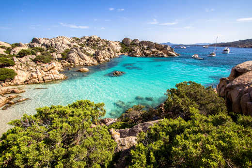 Einsame Buchten und klares Wasser - zu erleben bei einer Sardinien Rundreise