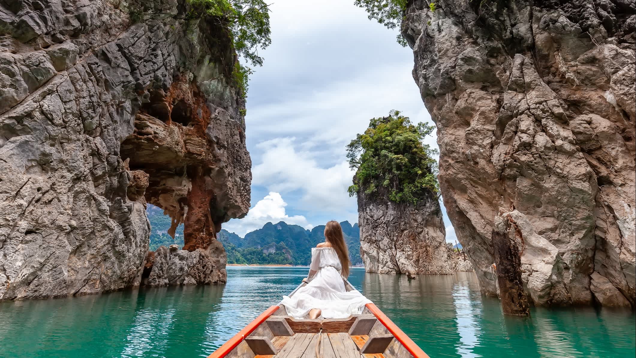 Frau auf dem Boot im Khao Sok Nationalpark, Thailand.