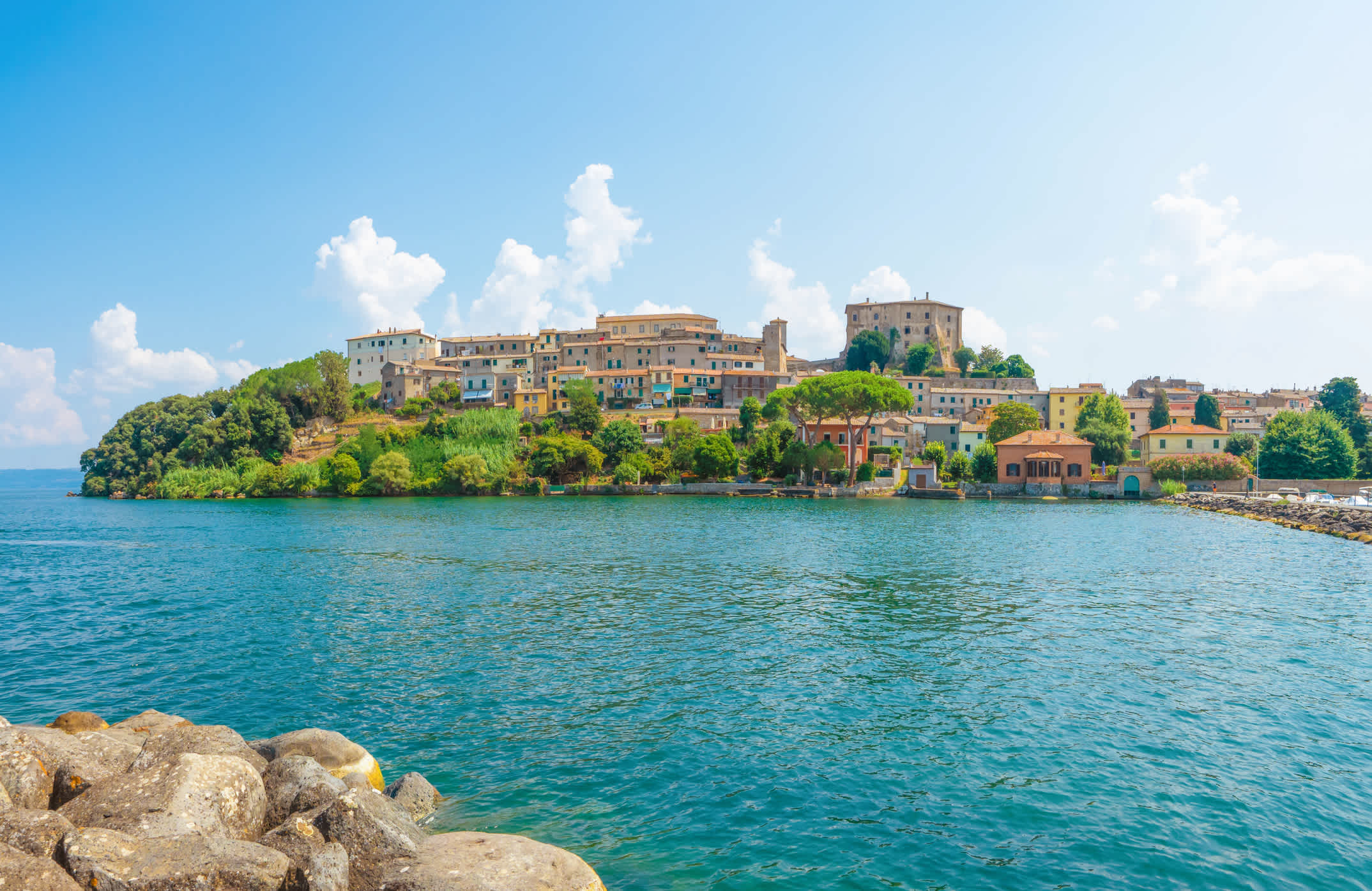 Blick auf einer Stadt Capodimonte am Bolsena-See, Latium, Italien.