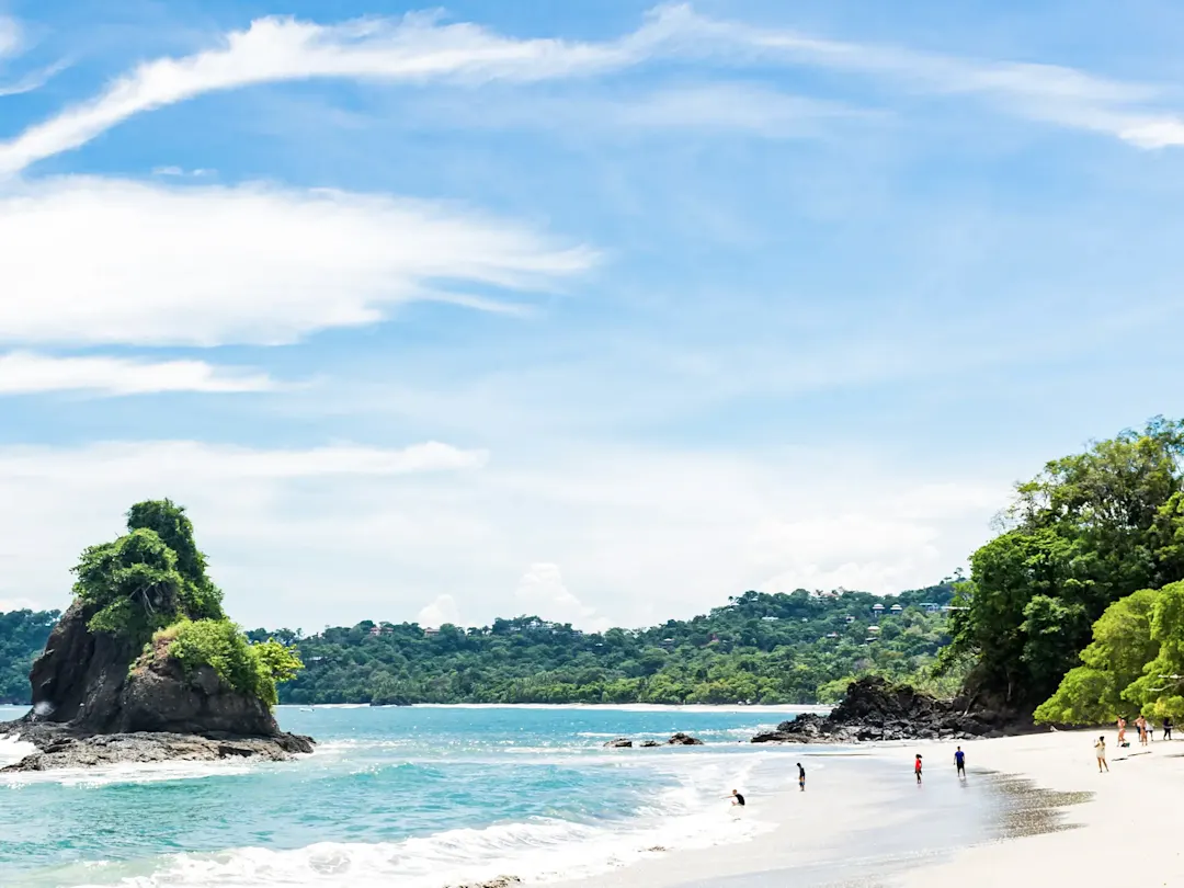 Strand mit Felsen und türkisfarbenem Wasser, Quepos, Puntarenas, Costa Rica.
