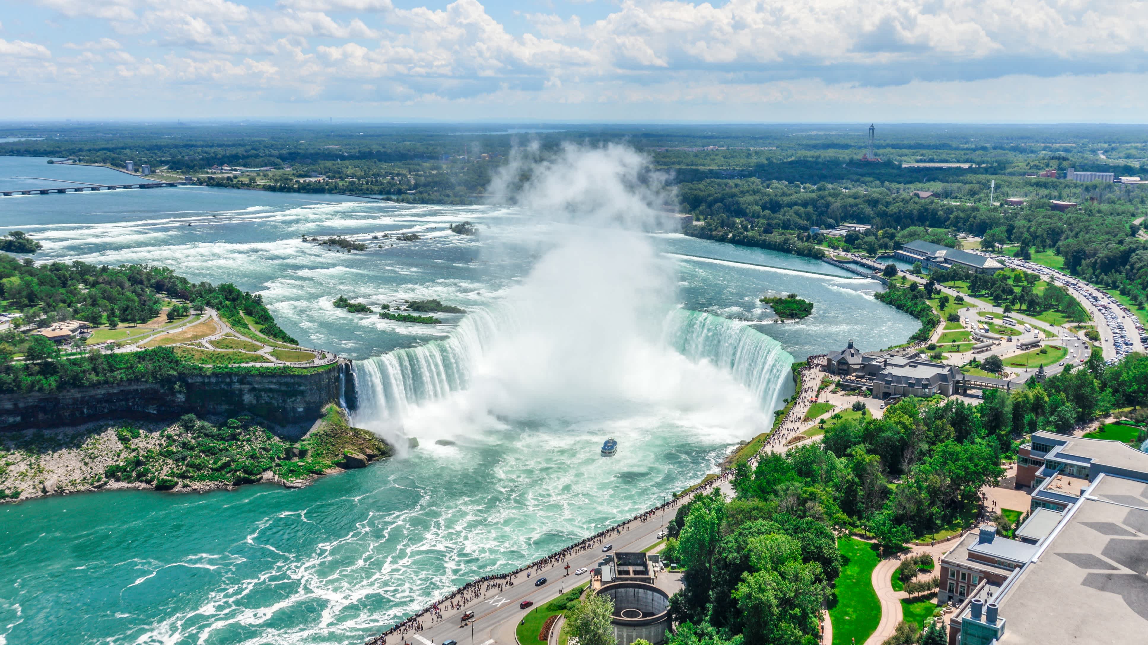 Les légendaires chutes du Niagara vues du ciel située à la frontière du Canada et des États-Unis.
