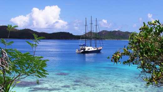 Ein Segelboot ankert in den Seychellen, Silhouette Cruises