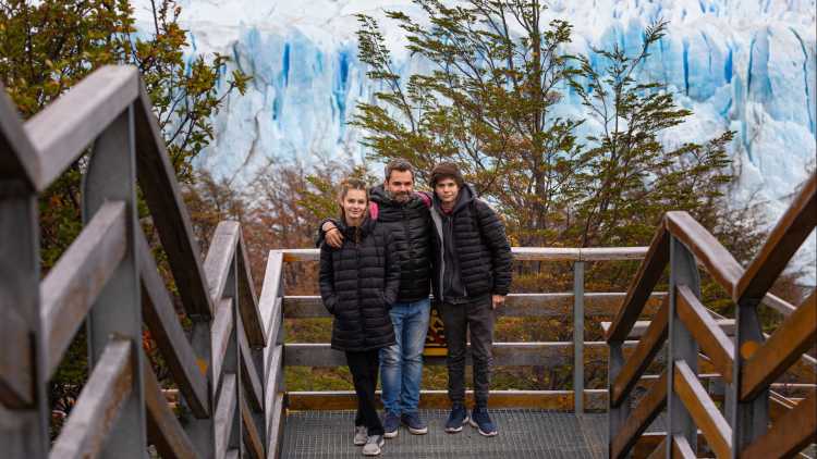 Père et deux enfants près du glacier Perito Moreno, Patagonie, Argentine.