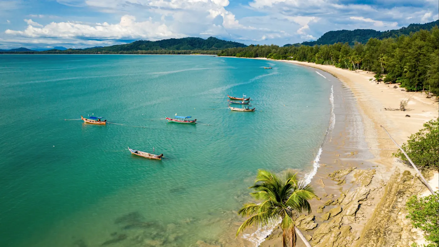 Khao Lak, Thailand Tropischer Sandstrand mit Fischerbooten im türkisfarbenen Wasser. Khao Lak, Thailand.