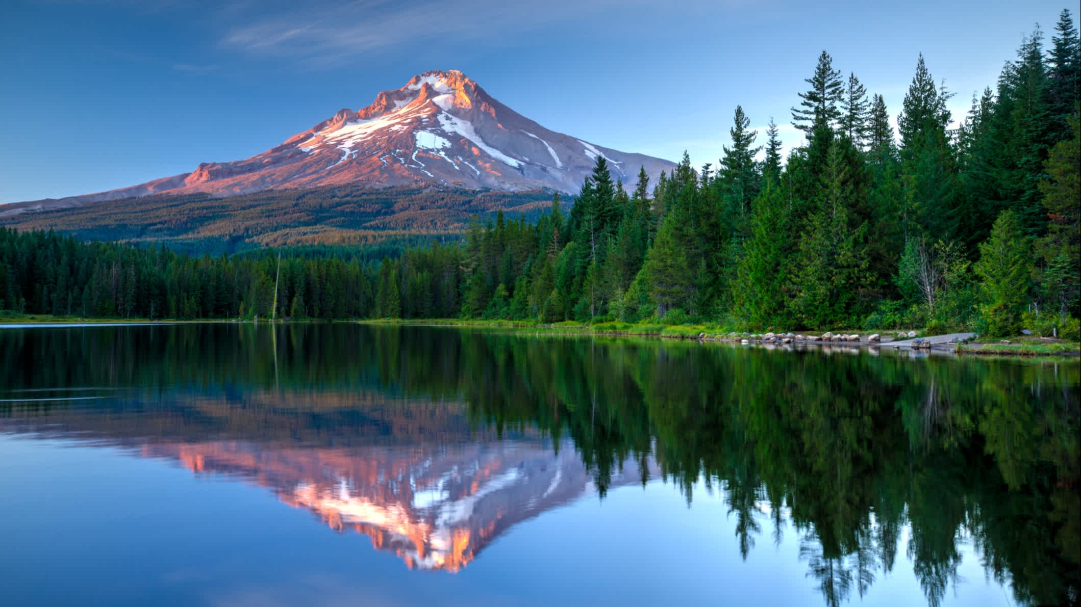 Le Mount Hood se reflète dans le lac Trillium, Oregon, États-Unis.
