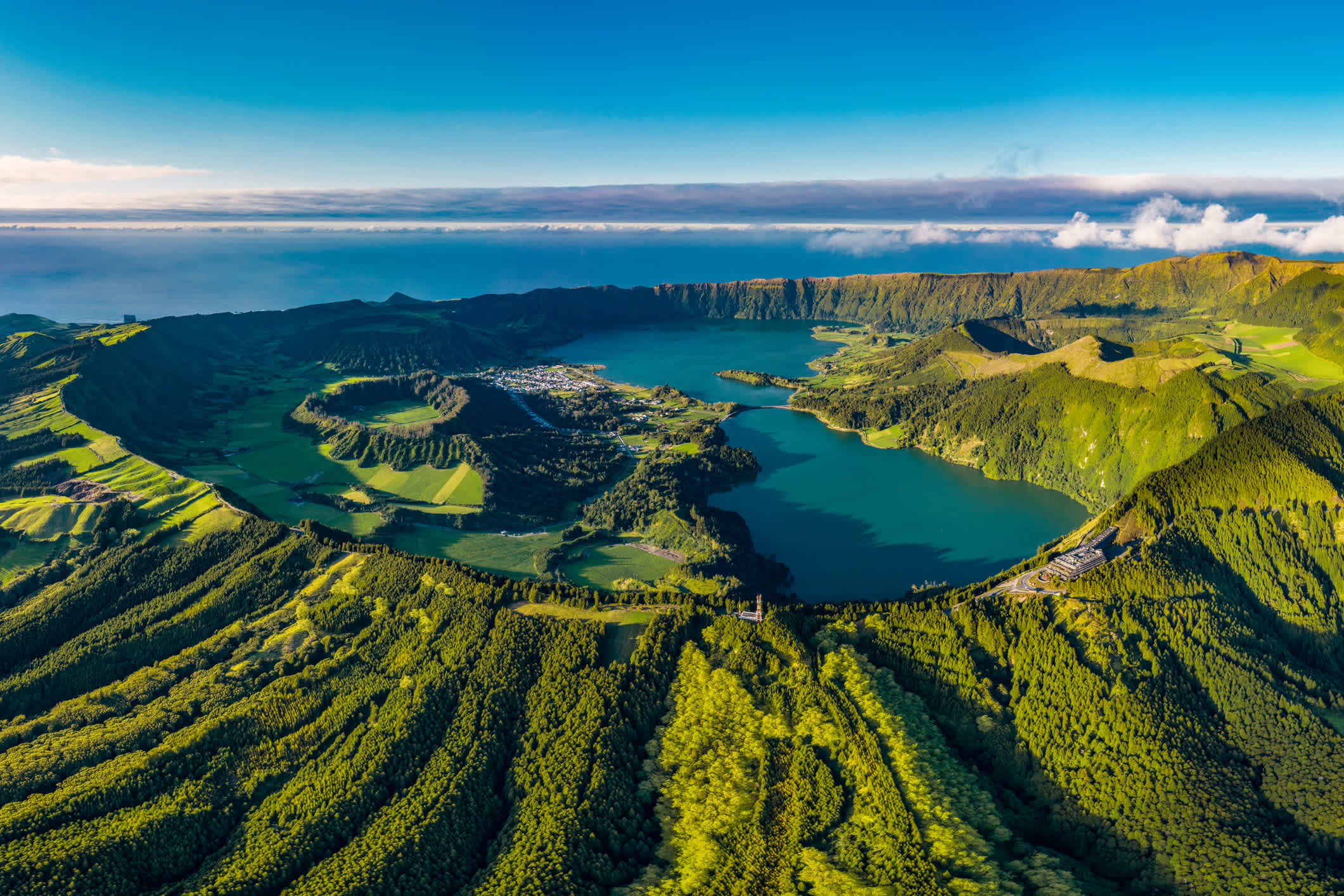 Blick auf die grünen Buchten - bei einer Azoren Rundreise zu erleben