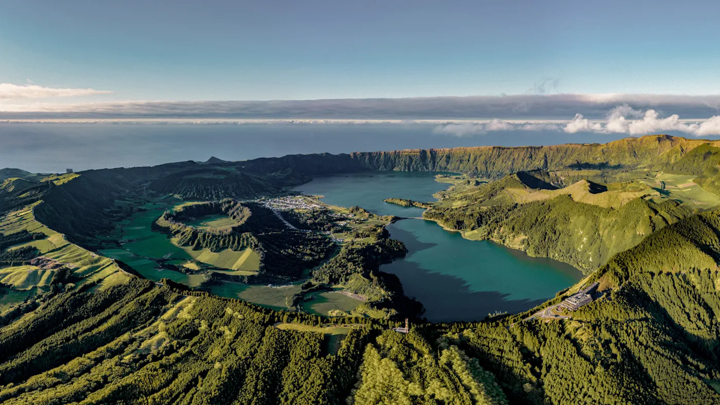 Blick auf die grünen Buchten - bei einer Azoren Rundreise zu erleben