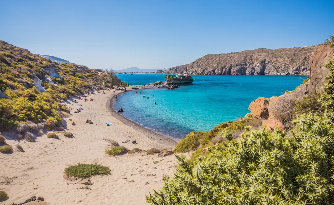 Gyali Inselstrand, Kos, Griechenland Schiff mit Touristen am schönen Sandstrand Gyali. Bootsfahrt. Vulkanische Insel mit türkisfarbenem Wasser in der Dodekanes, zwischen Kos und Nisyros, Griechenland