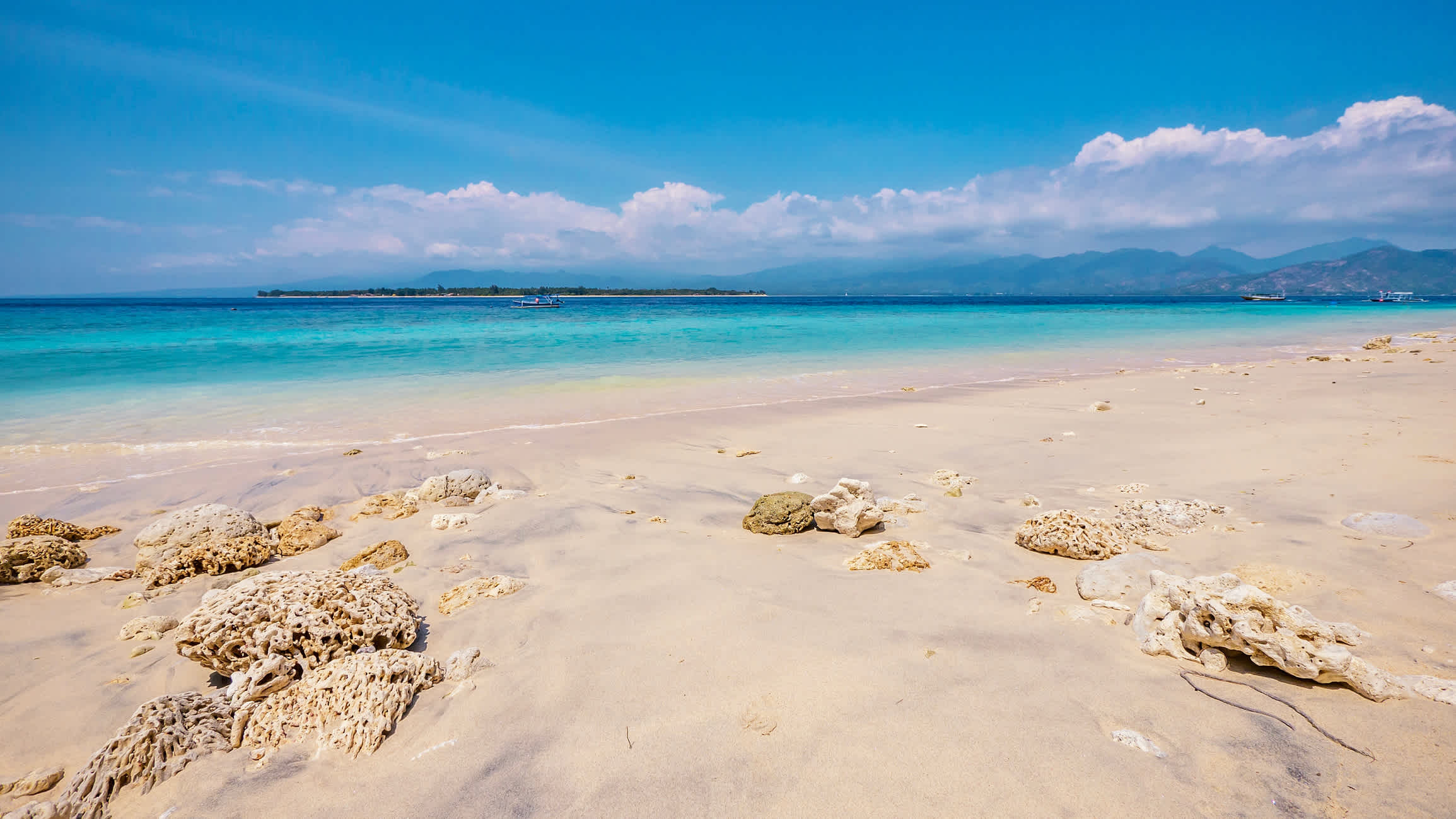 Sandstrand und türkisfarbenes Wasser