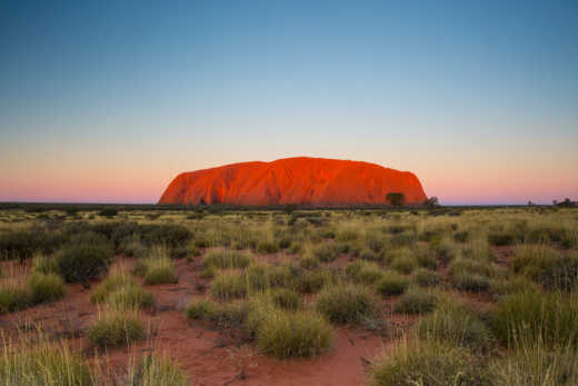 Erkunden Sie eines der berühmtesten Wahrzeichen Australiens und genießen Sie die Kulisse bei Sonnenuntergang auf Ihrer Reise zum Uluru (Ayers Rock).