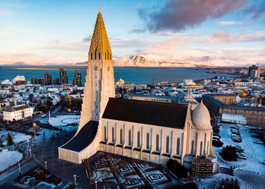 Visitez la surprenante église de Hallgrímskirkja pendant votre voyage à Reykjavik.