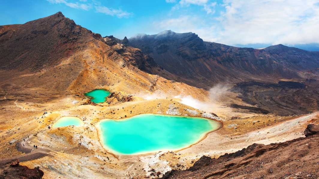 Magnifique prise du vue au coeur du parc Tongariro et un de ses geyser bleu turquoise à découvrir pendant votre voyage en Nouvelle-Zélande.