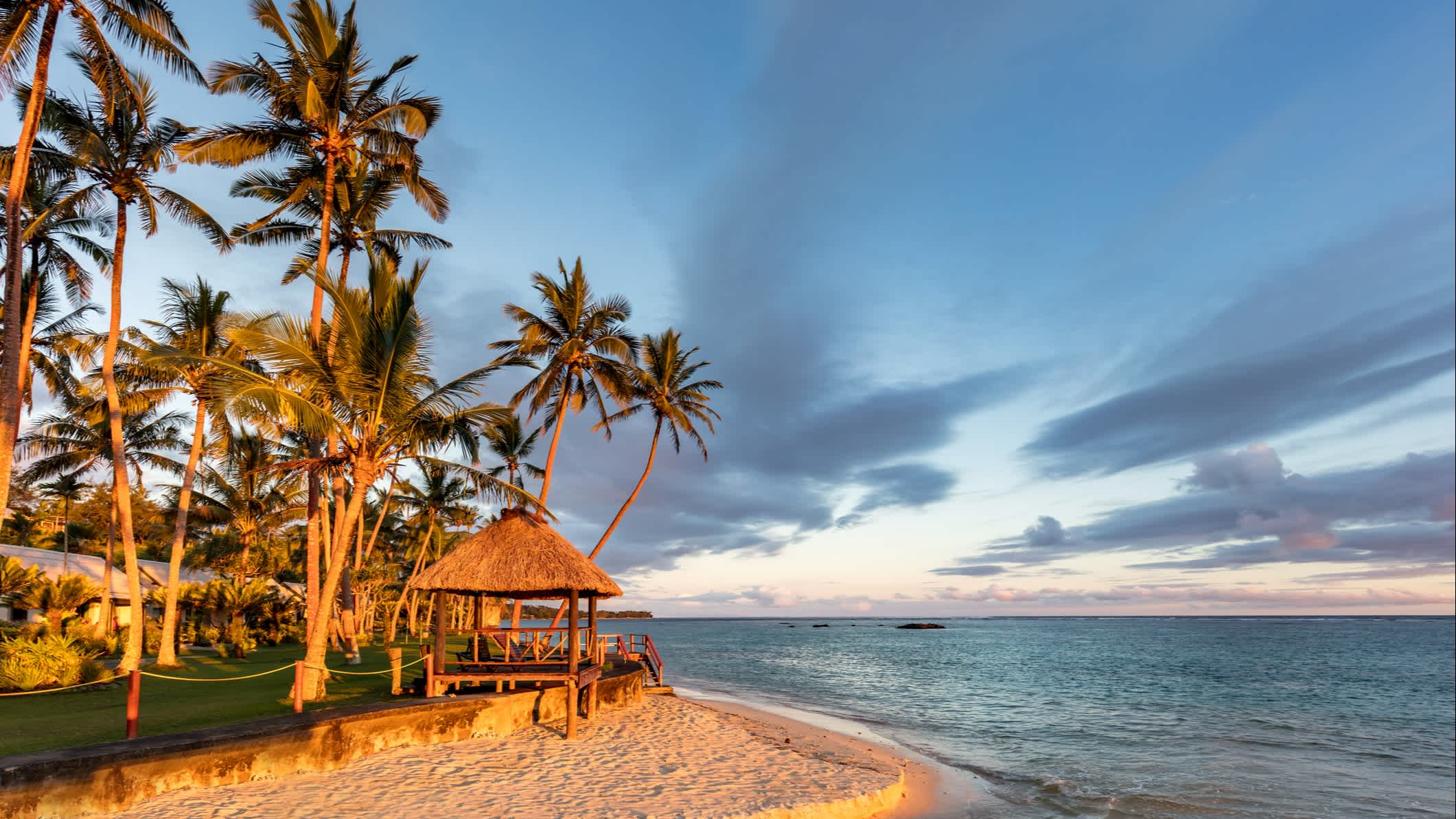 Sonnenuntergang am Strand mit Palmen