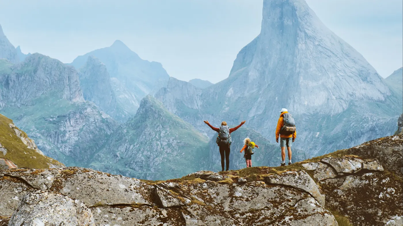 Norwegen, Familienurlaub Eine Familie wandert auf einen Berg in Norwegen