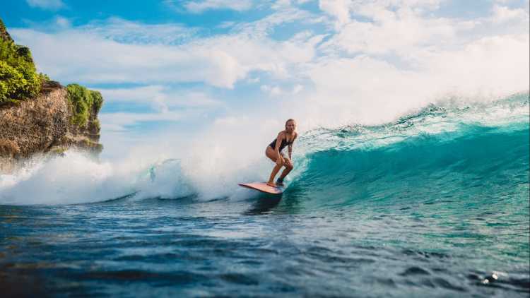 Ein Mädchen auf Surfbrett 