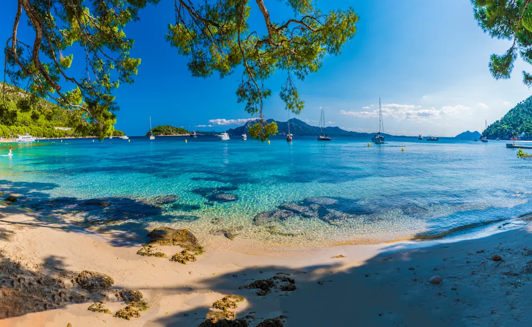 Balearen Urlaub - Blick eine Bucht auf Mallorca