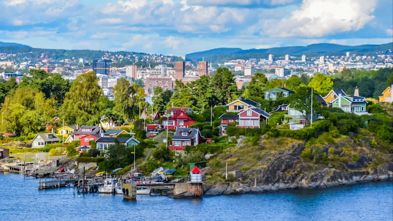 Panoramablick Blick auf Oslo zwischen Stadt und typisch nordischem Hauser, Norwegen.