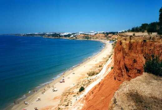 Blick auf den Praia Da Falesia in der Nähe von Albufeira, Algarve, Portugal