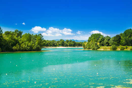 Genießen Sie eine entspannte Zeit am Jarun-See während Ihres Aufenthalts in Zagreb.