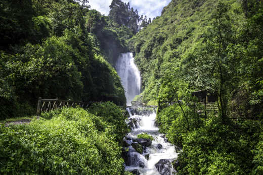 Blick auf den Peguche Wasserfall in den Bergen von Ecuador