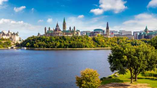 Le fleuve Ottawa et le bâtiment du Parlement canadien en arrière-plan