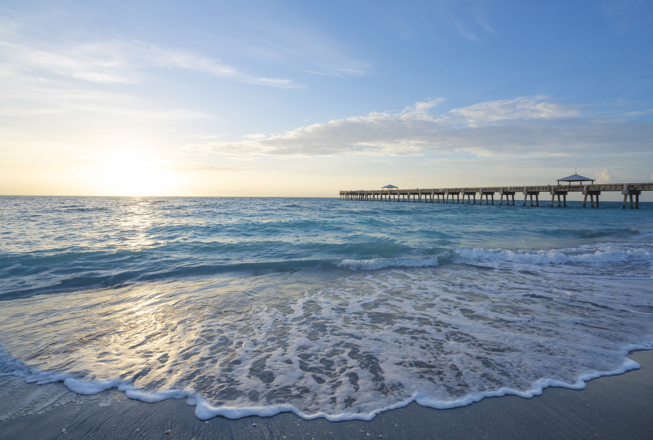 Wellen und weißer Meeresschaum am Strand. Juno Beach, Florida, USA.