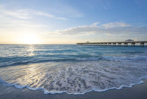 Vagues et écume de mer blanche sur la plage de Juno Beach en Floride, États-Unis.
