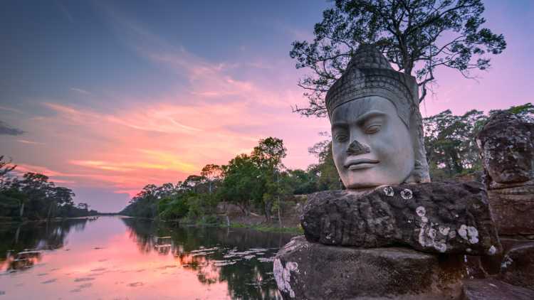 Skulptur von einem Buddhakopf auf dem Gelände von Angkor Wat in Kambodscha
