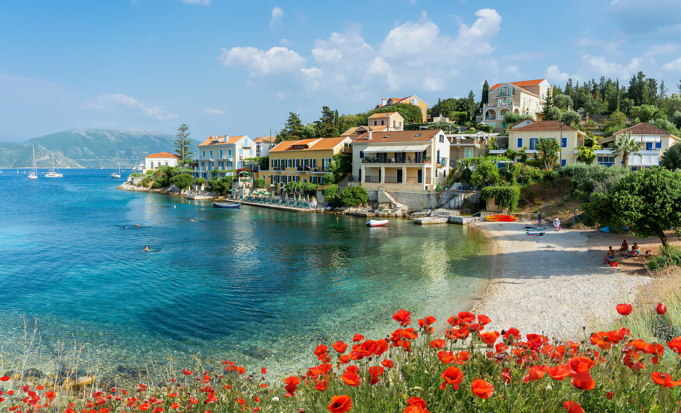 Landschaft mit Fiskardo Dorf und Zavalata Strand auf Kefalonia, Ionische Insel, Griechenland.
