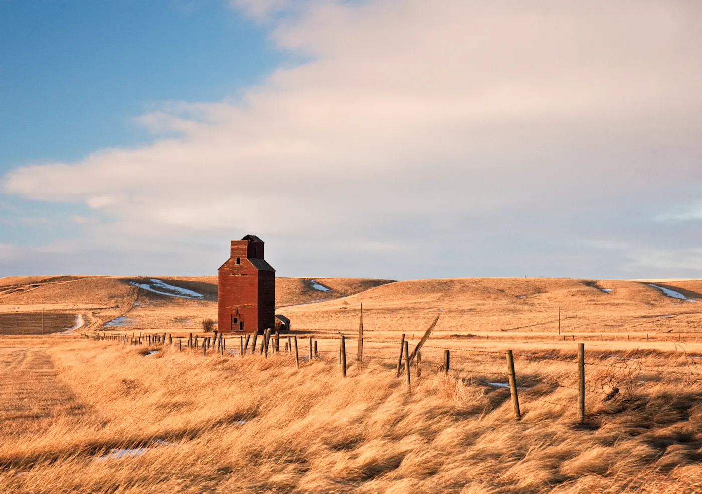 Ein Haus inmitten eines Feldes in Saskatchewan in Kanada.