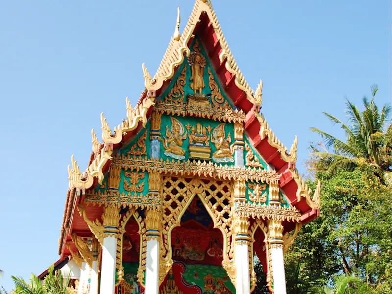 Koh Chang, Thailand Bunt verzierter buddhistischer Tempel mit Garten, Koh Chang, Thailand.