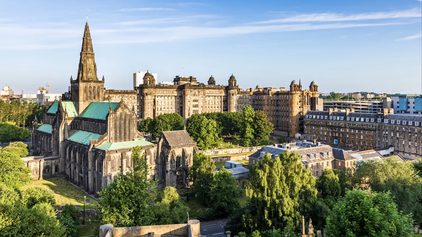 Glasgow, Schottland, Cathedral Panoramablick auf die Glasgow Cathedral und umliegende historische Gebäude. Glasgow, Schottland, Vereinigtes Königreich.