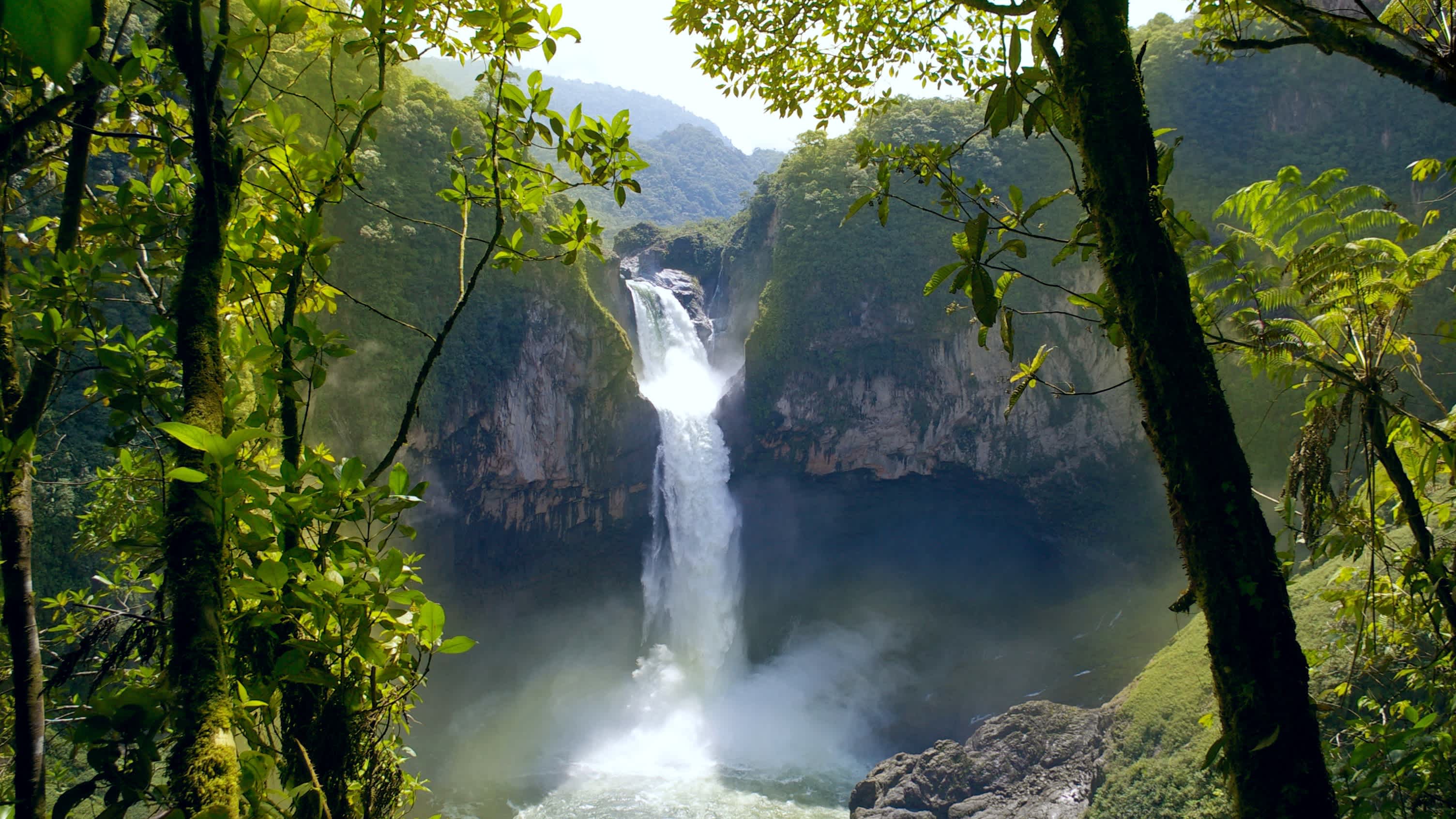 Ecuadorreisen bieten spektakul äre Ausblicke auf Wasserfälle
