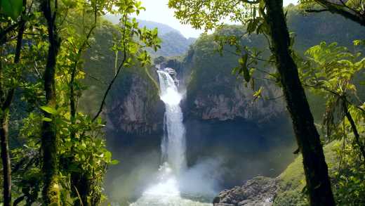 Ecuadorreisen bieten spektakuläre Ausblicke auf Wasserfälle