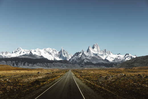 Blick auf eine malerische Straße und riesige Berge auf dem Weg nach El Chalten, Argentinien