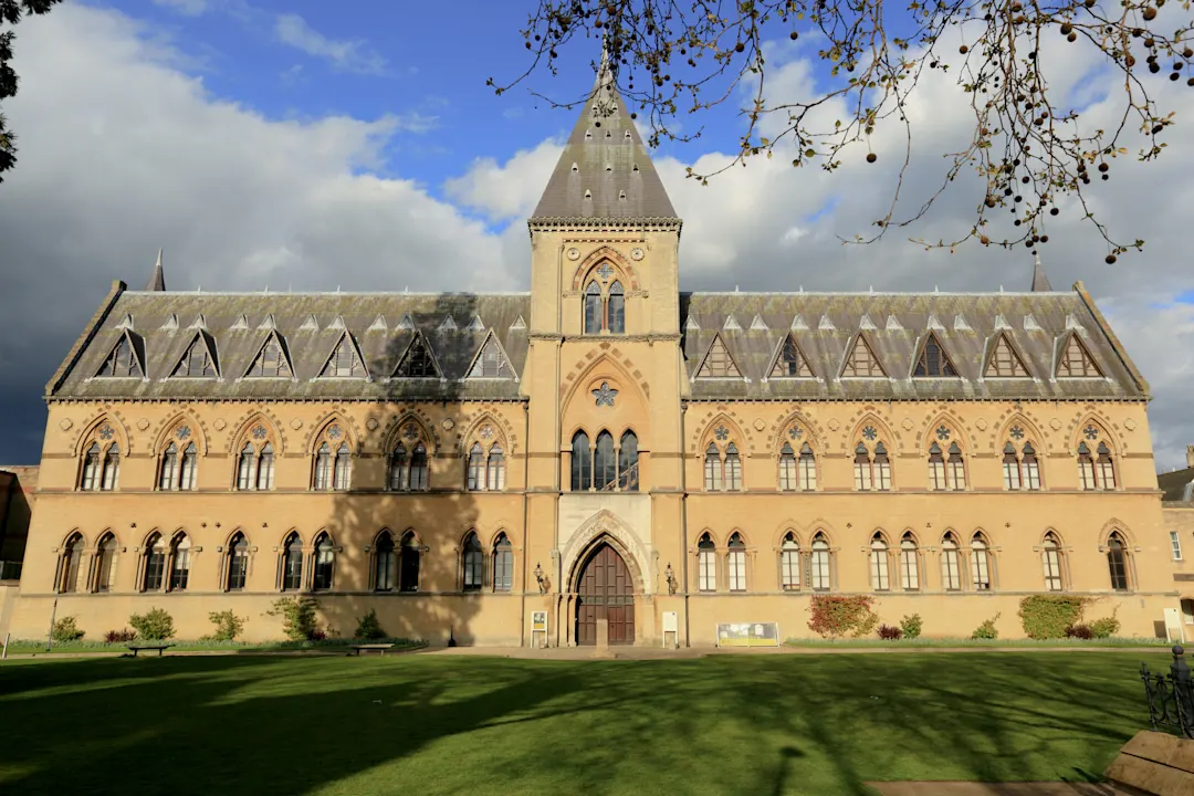 Das Pitt Rivers Museum in Oxford, England, an einem sonnigen Tag. 