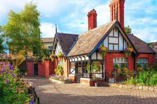 Blick auf das alte Fachwerkhaus im City Council Park, Dublin, Irland. 

