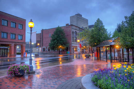 Ein regnerischer Abend in Moncton in New Brunswick, Kanada.
