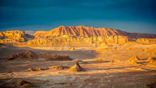 Magnifique prise de vue de la Valle de La Luna dans le désert d'Atacama au coucher du soleil. Découvrez ce lieu magique pendant votre voyage au Chili.