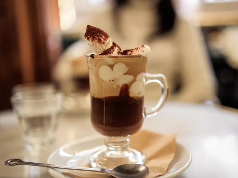 Turin, Piemont, Italien Tasse heiße Schokolade mit Marshmallows, Turin, Piemont, Italien.